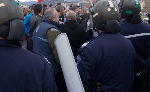 Протести срещу полицейското насилие прераснаха в сблъсъци със силите на