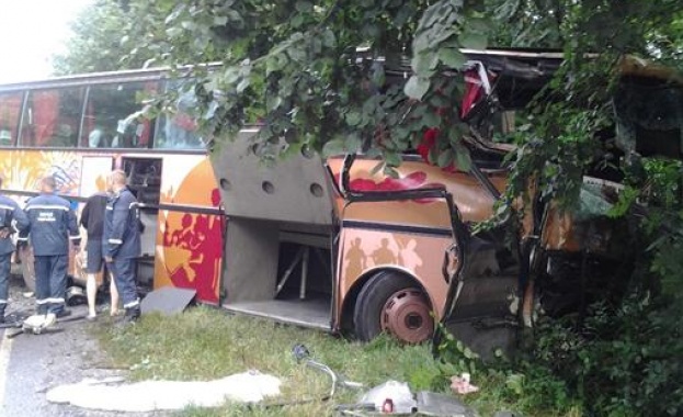 Пътнически автобус с румънски граждани е катастрофирал на главен път