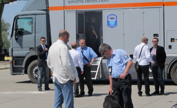 Близо два тона маркирано гориво без документи за произход задържаха