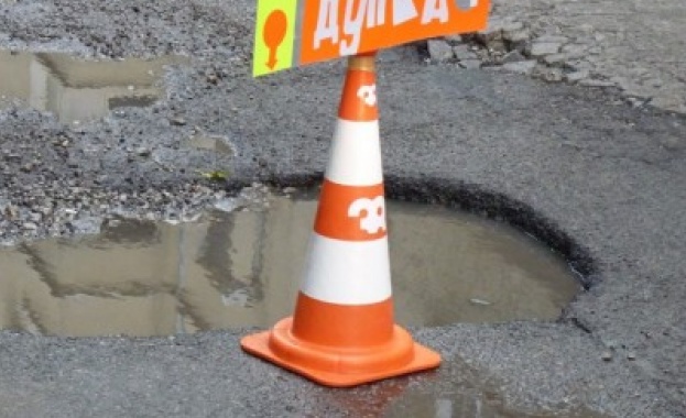 Застрахователно дружество осъди Община Балчик заради дупка на пътя. Решението