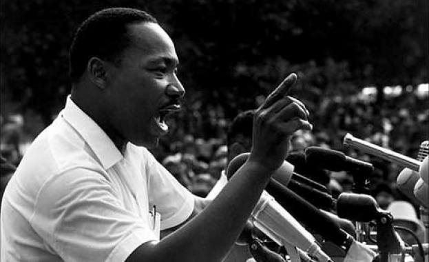 Тъмнината не може да прогони тъмнина само светлината може да