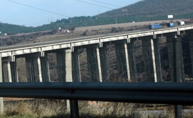 Под един от виадуктите на магистрала Струма се е образувалo