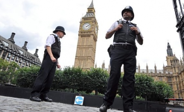 Британската полиция заяви днес че е задържала трима човека по