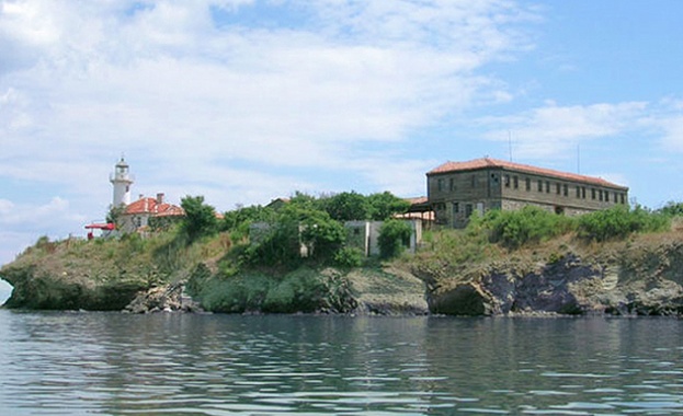 Островът Света Анастасия приема първите си гости за тази година.