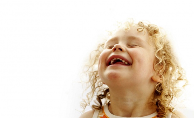 Смехът е слънцето което пропъжда зимата от лицето на човек