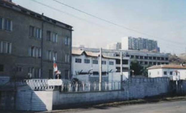 Трима затворници от Бобов дол се явиха на матурата днес Трима затворници от Бобов дол се явиха на матурата днес