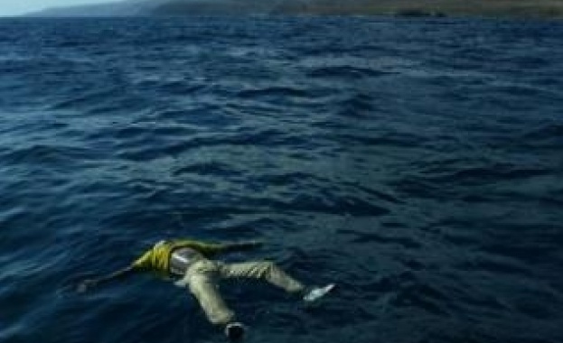 Поне 33 души се удавиха след като препълнена лодка прекарваща