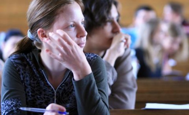 В 09 00 ч в 65 та аудитория в Ректората на Софийския