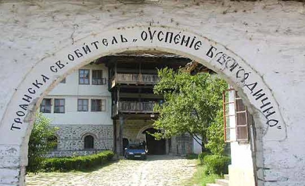 До стените на Троянския манастир са открити древни ценности и