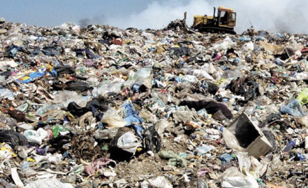Над 100 тона опасни отпадъци все още стоят в покрайнините