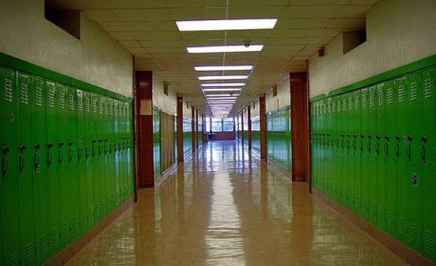 Близо 600 държавни и общински училища в цялата страна ще