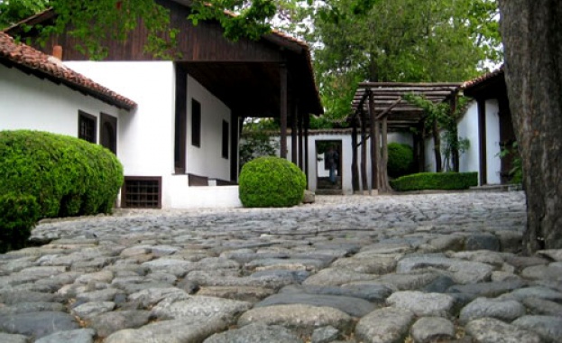 Карлово Вицепрезидентът Илияна Йотова ще бъде гост на Професионална гимназия