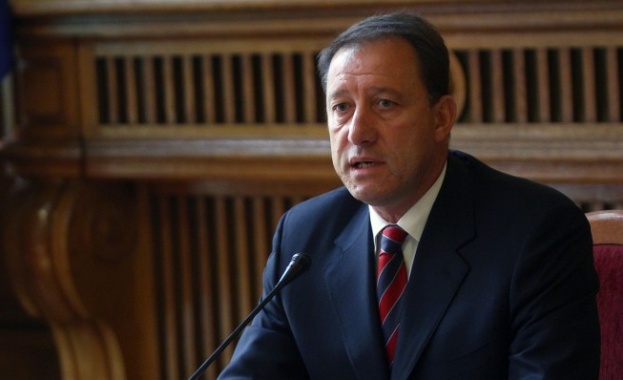 Решението на министъра на отбраната за използването на екипи и