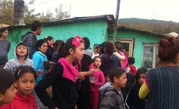 Протест в пловдивското село Първенец Десетки жители на ромската махала