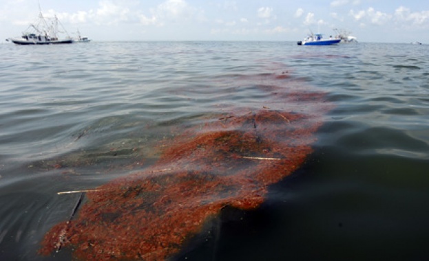Товарен кораб с пясък е потънал в близост до предградие