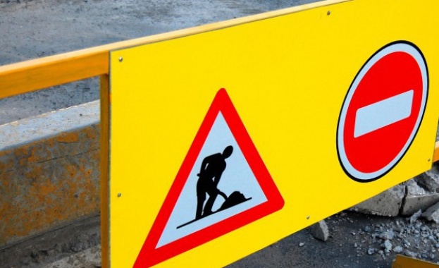 Пропадна част от пътя за Златни пясъци до спирка Журналист