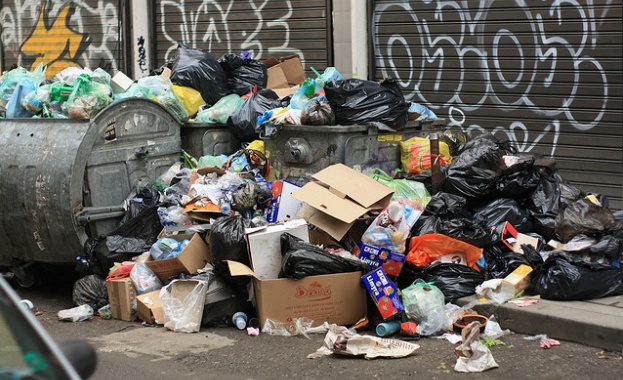 Жена събира тонове отпадъци в апартамента си Цял вход на