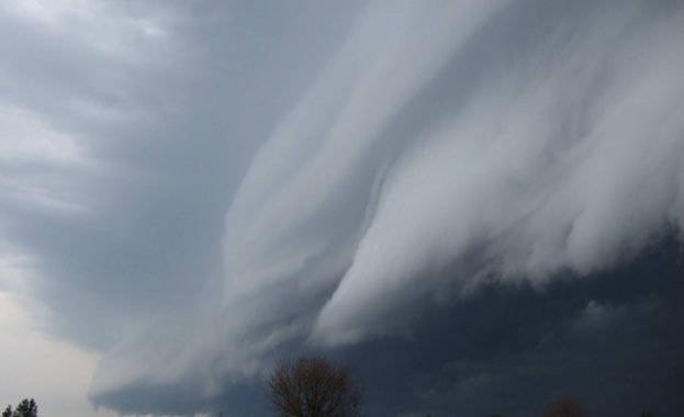 Двама души загинаха при буря и торнадо в източния американския