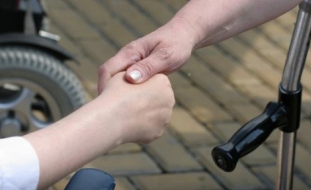 Момче с умствена изостаналост остана без социален асистент след като