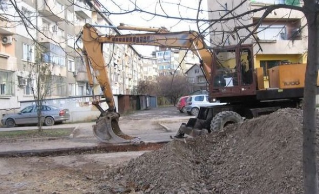 Багер подкопа основите на сграда в Бургас и събори стената
