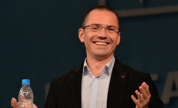 Кой каквото прави под юргана а не по улиците