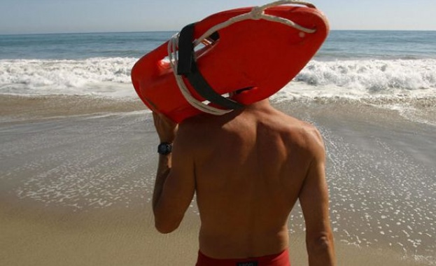 През предстоящия летен сезон спасителите по черноморските плажове ще бъдат