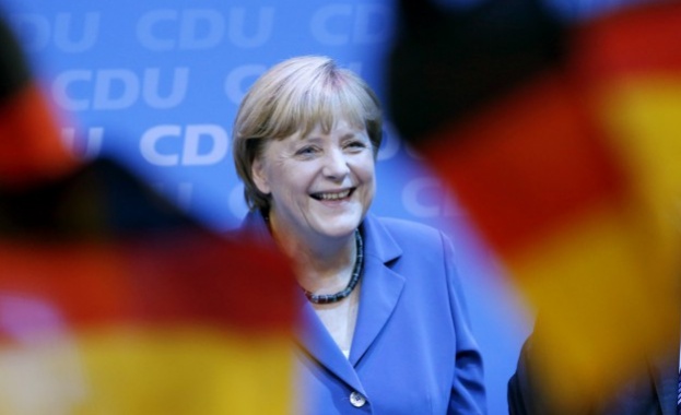 Един месец преди изборите в Германия, Ангела Меркел продължава да