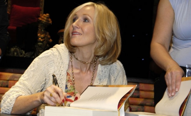 Британката Джоан Роулинг авторка на поредицата книги за младия магьосник