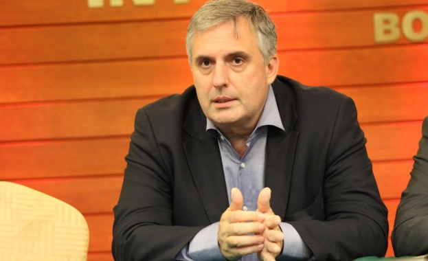 За да се избегне заплахата от тероризма освен силно полицейско