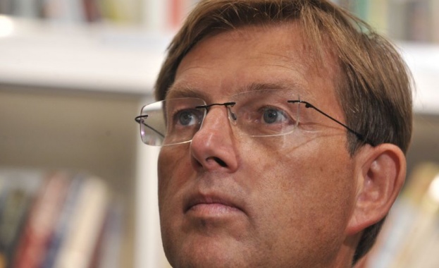 Словенският премиер Миро Церар подаде оставка късно снощи няколко часа