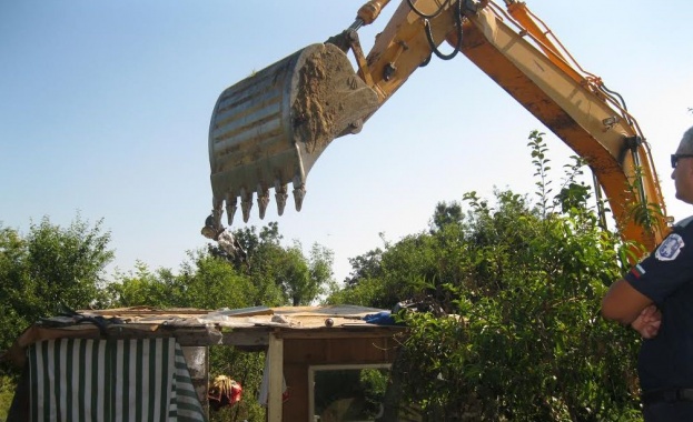 Със заповед на кмета на Казанлък започна премахването на незаконни