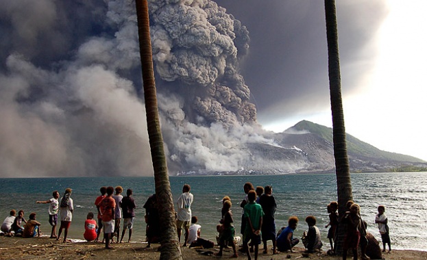 Вулканът Синабунг на индонезийския остров Суматра избълва тази седмица пламъци