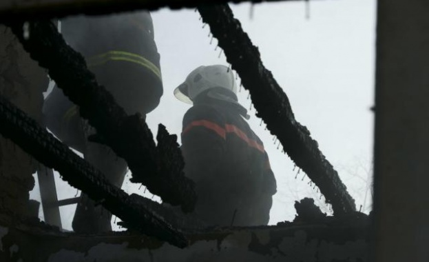 Изоставена сграда гори в столичния квартал Захарна фабрика. Запалил се