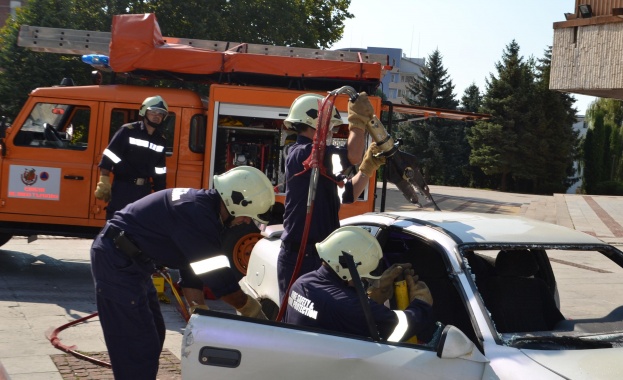 Огнеборци са спасили шофьор заклещен между смачканите ламарини на лек