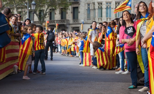 Правителството на Испания и регионалните власти в Каталуня демонстрираха днес