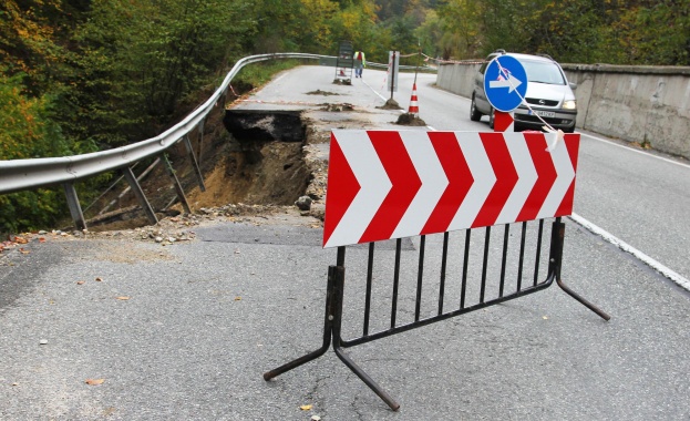 Агенция Пътна инфраструктура стартира търговете за укрепване на свлачището при