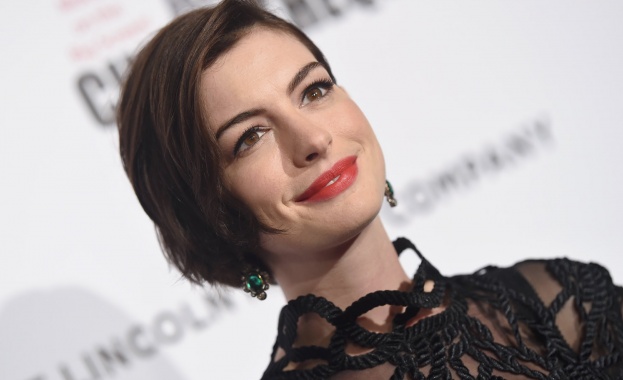 Ан Джаклин Хатауей прави своя дебют през 1999 г в