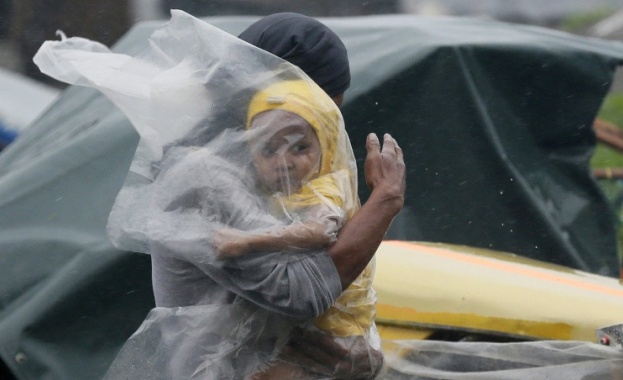 Мощният тайфун Хато връхлетя Хонг Конг и доведе до затварянето