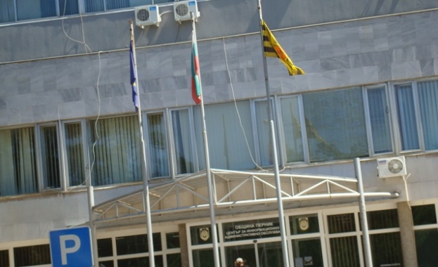 Роднина на заместник кмета по строителството в Перник печели обществена поръчка