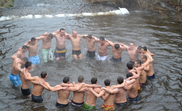 Според библейския разказ на Богоявление или Йордановден при Йоан Кръстител