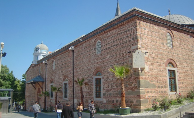 Библиотека с книги дарени от всички общности в Пловдив ще