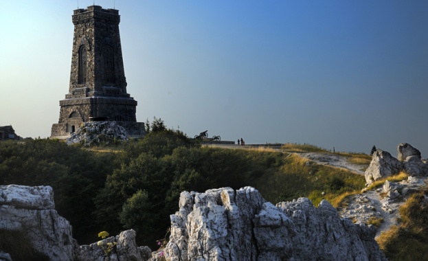 връх Шипка Държавният глава Румен Радев и председателят на Народното