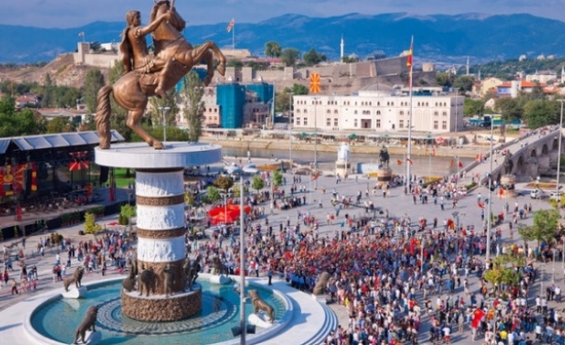 Правителството в Скопие обсъди и единодушно прие договора за разрешаване