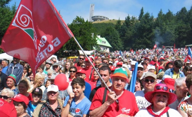 Хиляди социалисти от цялата страна се събират на Бузлуджа за