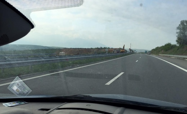 Движението по АМ Струма в района на Сандански се осъществява