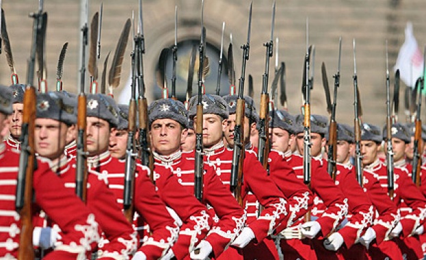 Представителната гвардейска рота без желаещи да служат За трийсет обявени