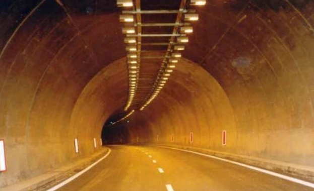 Затворен заради катастрофа е тунелът Топли дол на автомагистрала Хемус