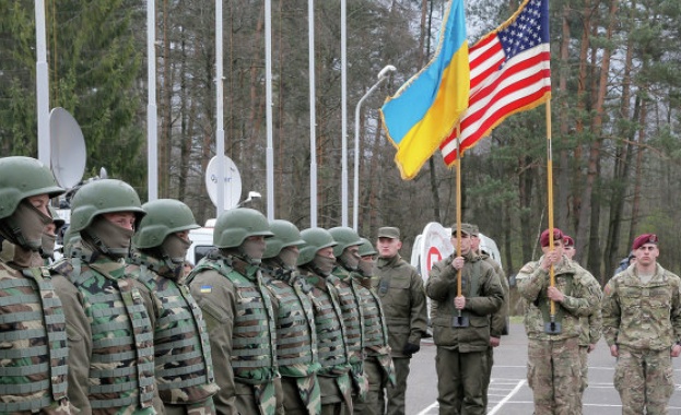 Български военни участват в маневри в Украйна