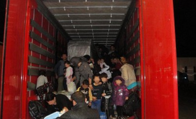 Майка и дъщеря са задържани за трафик на мигранти в