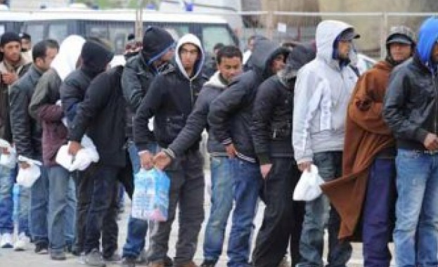 Властите в Париж евакуираха 2 500 мигранти които живееха около